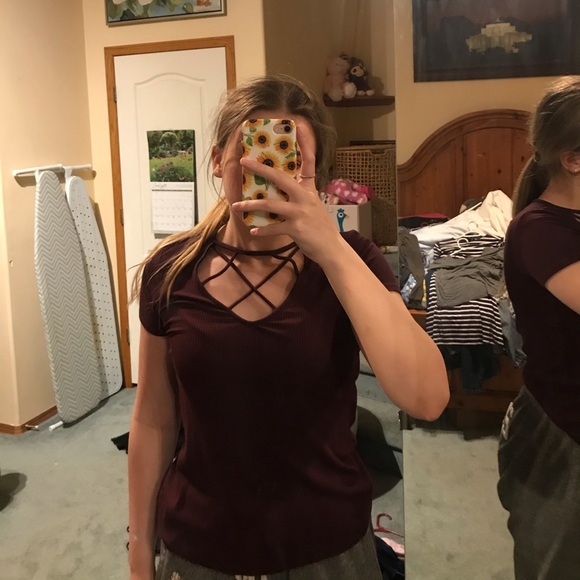 Maroon tee shirt with open chest - Picture 3 of 3